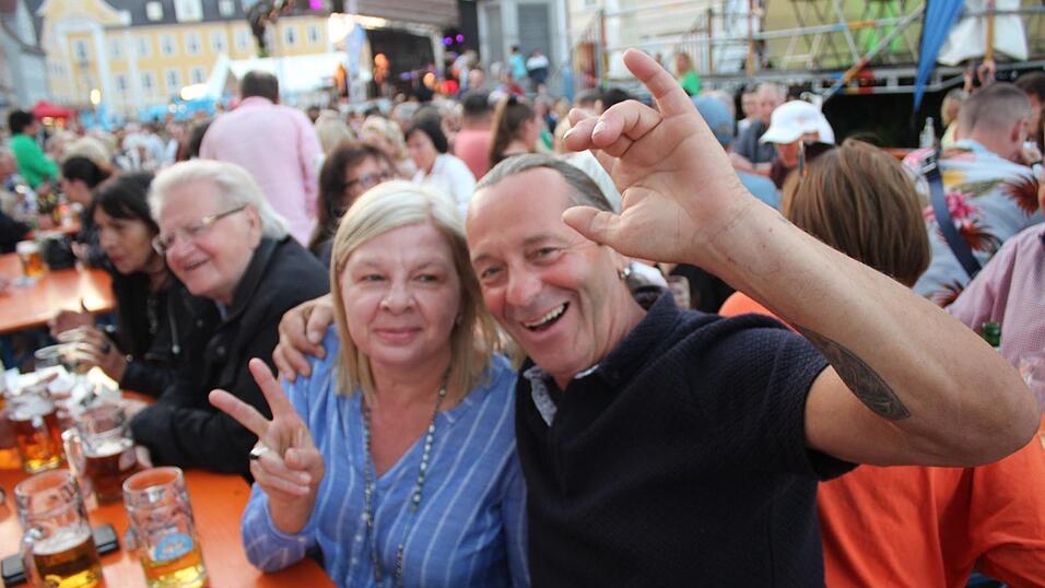 Viele Landshuter genossen ihren Freitagabend auf dem Bismarckplatzfest.