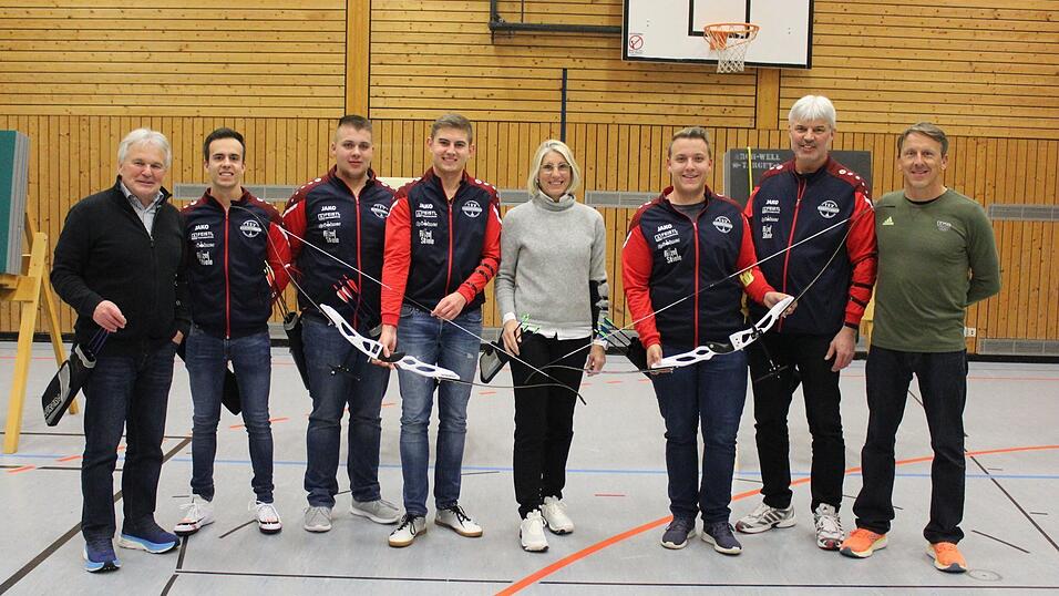 Neben der Stockmannschaft des TSV Niederviehbach konnte Bogenschieß-Bundestrainer Oliver Haidn (r.) den BLSV-Bezirksvorsitzenden Otto Baumann (l.) und Deggendorfs 3. Bürgermeisterin Renate Wasmeier (Mitte) zum Mitmachen begrüßen. Neben der Stockmannschaft des TSV Niederviehbach konnte Bogenschieß-Bundestrainer Oliver Haidn (r.) den BLSV-Bezirksvorsitzenden Otto Baumann (l.) und Deggendorfs 3. Bürgermeisterin Renate Wasmeier (Mitte) zum Mitmachen begrüßen.