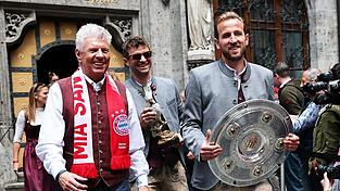 OB Dieter Reiter (l, mit Thomas M&uuml;ller und Harry Kane) ist bekennender Fan des FC Bayern. (Archivbild)