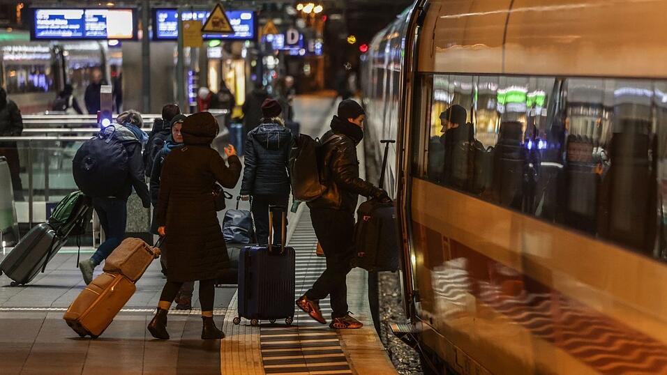 Die Deutsche Bahn hat im vergangenen Jahr erneut mehr Reisende transportiert als im Vorjahr. (Archivbild)