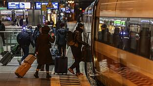 Die Deutsche Bahn hat im vergangenen Jahr erneut mehr Reisende transportiert als im Vorjahr. (Archivbild)