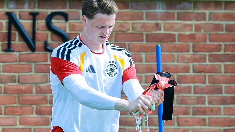 Schnupperkurs als Trainingstorwart bei der WM: Jonas Urbig. (Archivbild) Schnupperkurs als Trainingstorwart bei der WM: Jonas Urbig. (Archivbild)