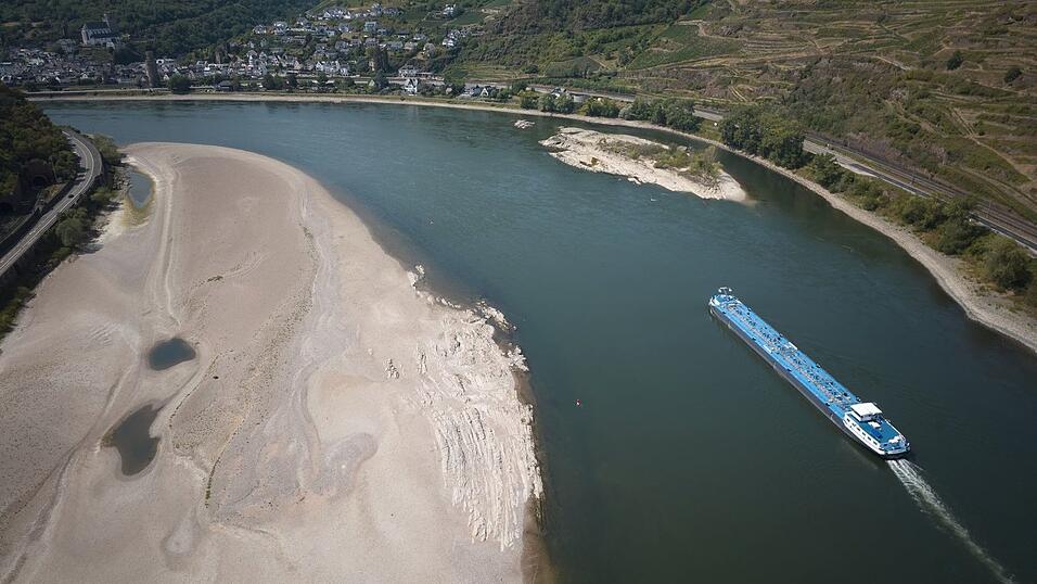 Die niedrigen Wasserstände am Rhein behindern den Transport von Öl und Sprit - das treibt die Preise. (Archivbild) Die niedrigen Wasserstände am Rhein behindern den Transport von Öl und Sprit - das treibt die Preise. (Archivbild)