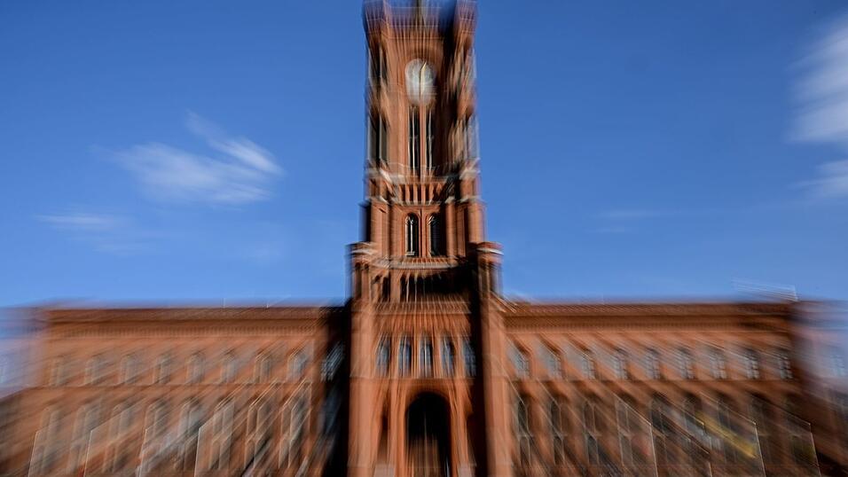 In das Rote Rathaus in Berlin könnte nach erfolgreichen Koalitionsverhandlungen erstmals die Linke mit ihrer Spitzenkandidatin Elif Eralp einziehen. (Symbolbild) In das Rote Rathaus in Berlin könnte nach erfolgreichen Koalitionsverhandlungen erstmals die Linke mit ihrer Spitzenkandidatin Elif Eralp einziehen. (Symbolbild)