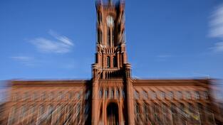 In das Rote Rathaus in Berlin könnte nach erfolgreichen Koalitionsverhandlungen erstmals die Linke mit ihrer Spitzenkandidatin Elif Eralp einziehen. (Symbolbild) In das Rote Rathaus in Berlin könnte nach erfolgreichen Koalitionsverhandlungen erstmals die Linke mit ihrer Spitzenkandidatin Elif Eralp einziehen. (Symbolbild)