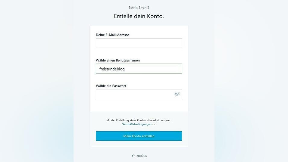 5. Wenn du als letztes noch deine E-Mail-Adresse und ein Passwort eingegeben hast, kannst du auch schon loslegen. Im Arbeitsbereich deines Blogs hast du immer eine Übersicht über tägliche Besucher, Aufrufe und neue Kommentare. Außerdem wirst du sofort benachrichtigt, wenn dir eine Person folgt.Deinen persönlichen Blog kannst du jetzt frei gestalten. Füge Bilder und Zitate hinzu, verlinke auf andere Seiten oder lade eigene Videos hoch. Es gibt zahlreiche Möglichkeiten, mit denen du dich austoben kannst.