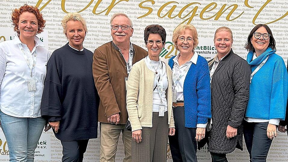 Vor einem Transparent, mit den Namen von Spendern, bedankt sich das 'Lichtblick'-Team Niederbayern um Angelika F&auml;rber (4. v. l.), auf das 'Lichtblick'-Gr&uuml;nderin Lydia Staltner (2. v. l.) besonders stolz ist.