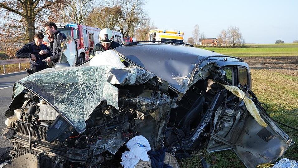 Ein Auto und ein Lastwagen sind auf der B8 zwischen Osterhofen und Künzing zusammengestoßen. Ein Auto und ein Lastwagen sind auf der B8 zwischen Osterhofen und Künzing zusammengestoßen.