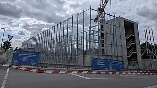 Das Parkhaus soll der erste Schritt f&uuml;r die Mobilit&auml;tsdrehscheibe sein. Bis auf Stahl und Beton ist derzeit noch wenig ersichtlich. Eine begr&uuml;nte Fassade soll das Geb&auml;ude zuk&uuml;nftig verkleiden.