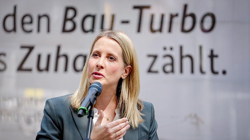 Bundesbauministerin Verena Hubertz will &uuml;ber schnellere Genehmigungen den Wohnungsbau in Schwung bringen. (Archivbild)