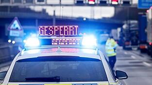 Auf einem Polizeifahrzeug leuchtet die Aufschrift 'Gesperrt'. Foto: David Young/dpa/Symbolbild
