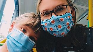 Leonie (rechts), hier zu sehenmit ihrer Schwester Sophie, war mit ihrer Familie auf einem St&auml;dtetrip in Berlin. Sie hat die Gro&szlig;stadt insgesamt sehr ruhig erlebt.