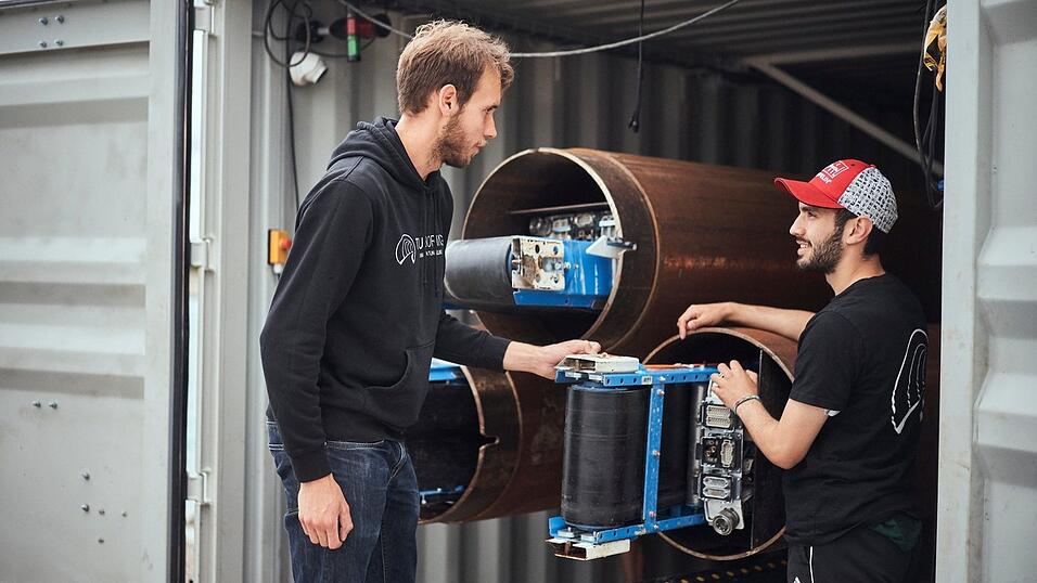 Das TUM Boring Team testete die Tunnelbohrmaschine vor dem Wettbewerb auf einem Versuchsfeld in Neuching (Bayern) Das TUM Boring Team testete die Tunnelbohrmaschine vor dem Wettbewerb auf einem Versuchsfeld in Neuching (Bayern)