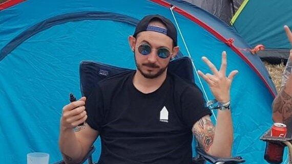 Der Autor in seinem Element: Gemütlich in einem Campingstuhl anstatt auf kilometerlangen Wegen zum Bühnengelände. Der Autor in seinem Element: Gemütlich in einem Campingstuhl anstatt auf kilometerlangen Wegen zum Bühnengelände.