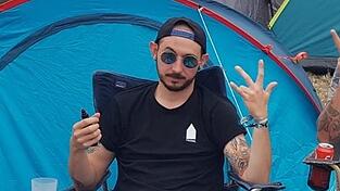 Der Autor in seinem Element: Gemütlich in einem Campingstuhl anstatt auf kilometerlangen Wegen zum Bühnengelände. Der Autor in seinem Element: Gemütlich in einem Campingstuhl anstatt auf kilometerlangen Wegen zum Bühnengelände.