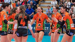 Wieder lachen kann Maia Rackel (M.), lange verletzte Offensivspielerin von NawaRo Straubing. Um so mehr, wenn es, wie am Wochenende daheim gegen Freisen, einen Sieg zu feiern gibt.