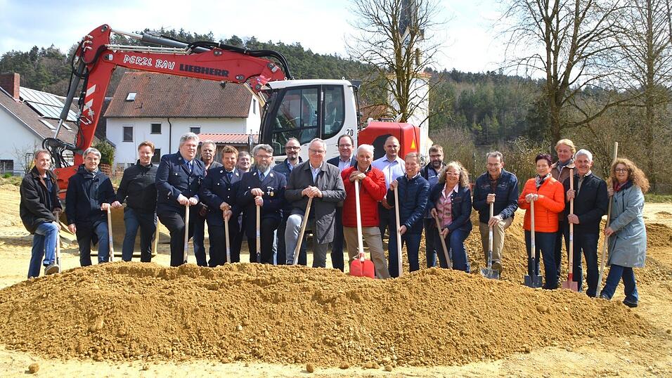 Gemeinde-, Firmen-, Vereins- und Ortsvertreter trafen sich zum obligatorischen Spatenstich für das Wolfsbacher Feuerwehrgeräte- und Dorfgemeinschaftshaus. Gemeinde-, Firmen-, Vereins- und Ortsvertreter trafen sich zum obligatorischen Spatenstich für das Wolfsbacher Feuerwehrgeräte- und Dorfgemeinschaftshaus.