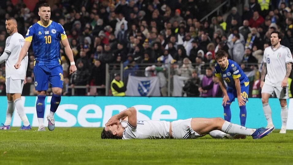 Italiens Fu&szlig;ball liegt nach dem Playoff-Aus am Boden - so wie hier Pio Esposito.