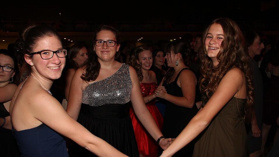 Die Bilder vom Abschlussball der Tanzschule Seidel in der Fraunhofer-Halle am 28. November. Die Bilder vom Abschlussball der Tanzschule Seidel in der Fraunhofer-Halle am 28. November.