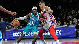 Dennis Schröder (l.) feierte ein erfolgreiches Debüt für sein neues Team. Dennis Schröder (l.) feierte ein erfolgreiches Debüt für sein neues Team.