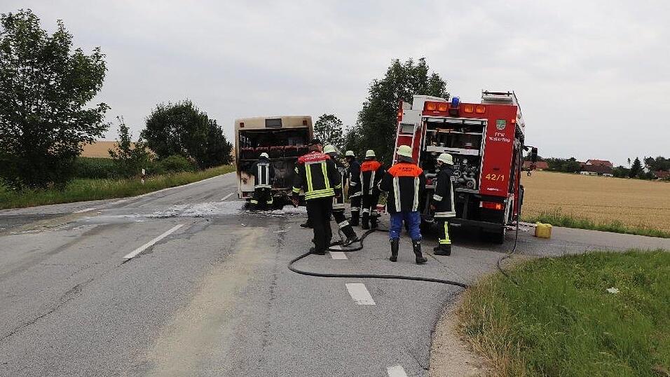 Am frühen Donnerstagabend fing ein voll besetzter Bus bei Wallerfing im Landkreis Deggendorf Feuer.