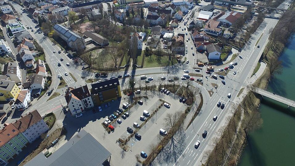 Gemeinsam mit der Stadt Landshut nutzt das Staatliche Bauamt die Chance der notwendigen Instandsetzung der Fahrbahn f&uuml;r Verbesserungen an der Kreuzung Kupfereck in Landshut.