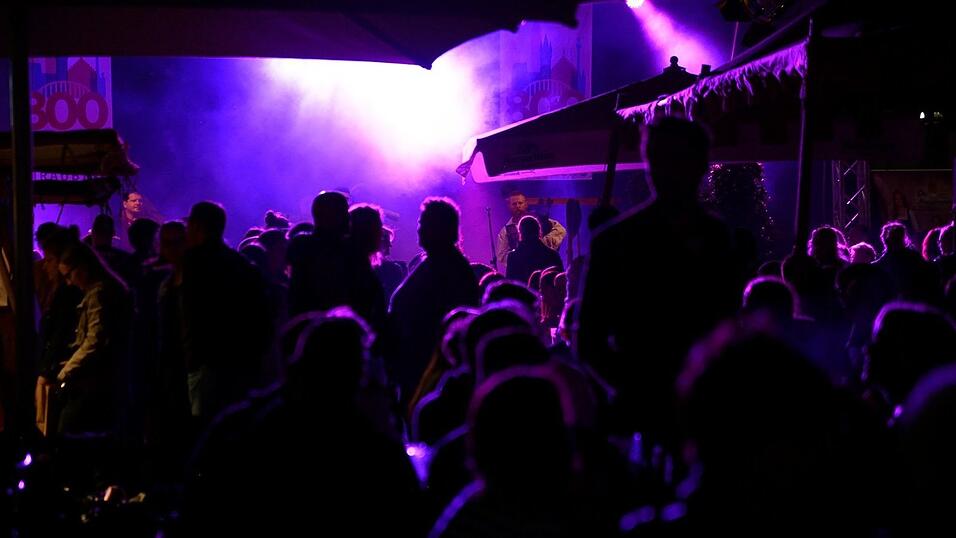 Mittelalter-Flair und super Stimmung: Die lange Einkaufsnacht 'Schlaflos' war gleichzeitig der Auftakt zum Mittelalter-Fest in Straubing. Mittelalter-Flair und super Stimmung: Die lange Einkaufsnacht 'Schlaflos' war gleichzeitig der Auftakt zum Mittelalter-Fest in Straubing.