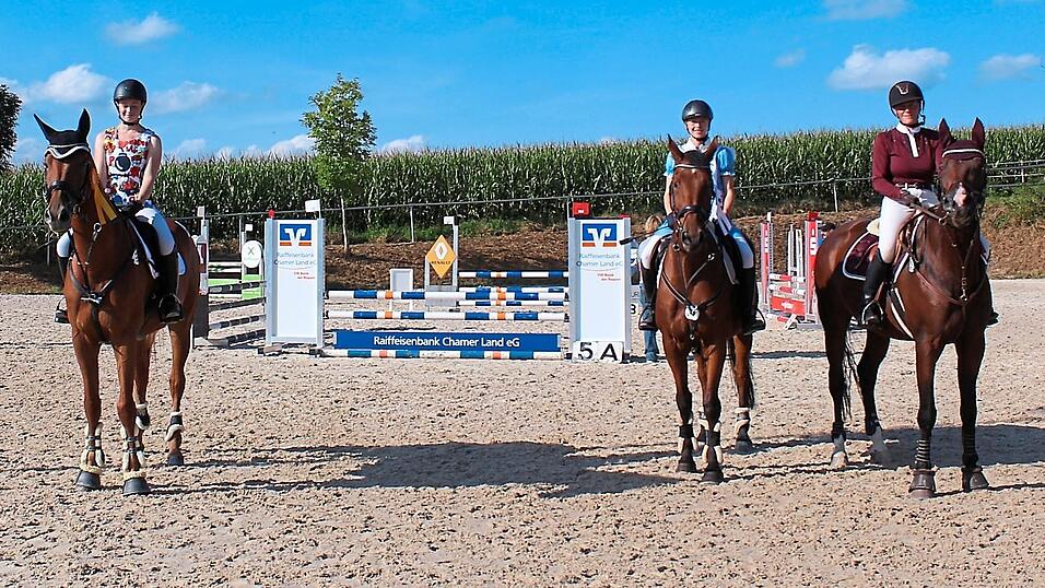 Die drei erstplatzierten Reiterinnen mit ihren Pferden der Springpr&uuml;fung Klasse A mit Kost&uuml;m.