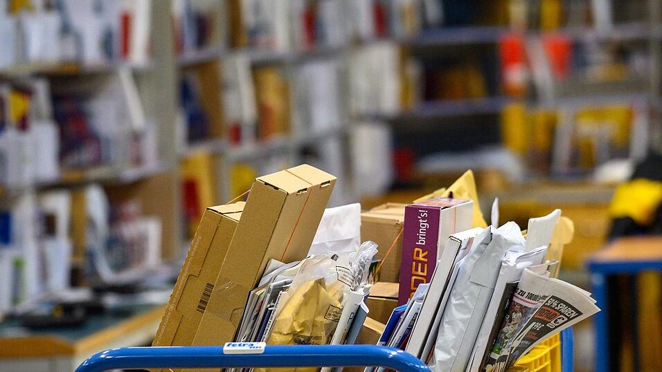 Briefe und Päckchen liegen in einem Zustellstützpunkt der Post - zuletzt transportierte der Postdienstleister mehr Briefe als gedacht. (Archivbild) Briefe und Päckchen liegen in einem Zustellstützpunkt der Post - zuletzt transportierte der Postdienstleister mehr Briefe als gedacht. (Archivbild)
