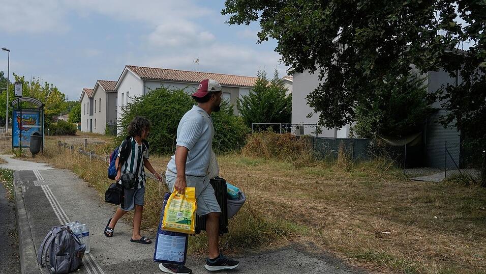 Zehntausende Evakuierte konnten in Frankreich wieder zurück in ihre Häuser. Zehntausende Evakuierte konnten in Frankreich wieder zurück in ihre Häuser.