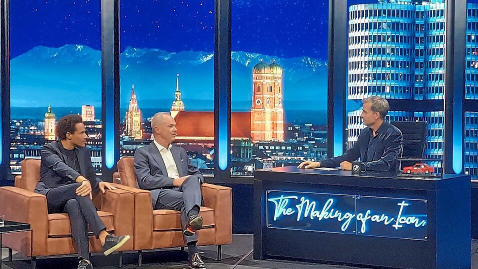 Oliver Heilmer, Bernhard Kuhnt und Martin Kloss (von links) im Gespr&auml;ch auf der B&uuml;hne im Stil einer Late-Night-Show.