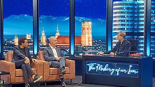 Oliver Heilmer, Bernhard Kuhnt und Martin Kloss (von links) im Gespr&auml;ch auf der B&uuml;hne im Stil einer Late-Night-Show.