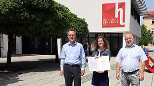 Hochschulpräsident Prof. Dr. Fritz Pörnbacher (links) und Prof. Dr. Dieter Nazareth (rechts), Dekan der Fakultät Informatik, freuen sich über die personelle Verstärkung und begrüßten Prof. Dr. Sandra Eisenreich am Campus.