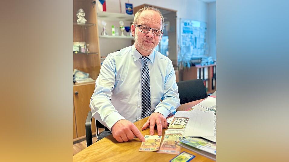 'Darauf ist zu achten!': Erster Kriminalhauptkommissar Michael Leitermann, Leiter des K10, zeigt, an welchen Indizien man nachgemachte von echten Geldscheinen unterscheiden kann.