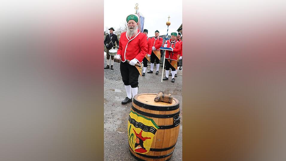 Hans Lipp ist seit 63 Jahren aktiv bei den Schäfflern in Schwarzach mit dabei. Das Mitmachen ist für ihn „Ehrensache“. Hans Lipp ist seit 63 Jahren aktiv bei den Schäfflern in Schwarzach mit dabei. Das Mitmachen ist für ihn „Ehrensache“.