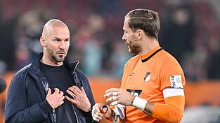 Hoffenheim-Trainer Christian Ilzer sprich mit Torhüter Oliver Baumann. Hoffenheim-Trainer Christian Ilzer sprich mit Torhüter Oliver Baumann.