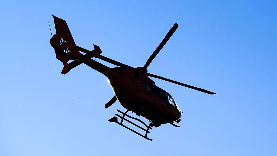 Der Mann wurde mit einem Hubschrauber in eine Klinik geflogen. (Symbolbild) Der Mann wurde mit einem Hubschrauber in eine Klinik geflogen. (Symbolbild)