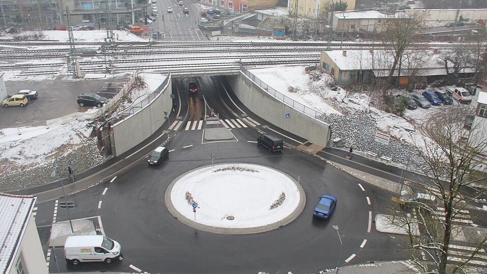 Der neue Kreisverkehr am Jahnplatz und die Bahnunterführung wurden am Donnerstag offiziell für den Verkehr freigegeben. Der neue Kreisverkehr am Jahnplatz und die Bahnunterführung wurden am Donnerstag offiziell für den Verkehr freigegeben.