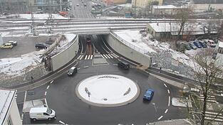 Der neue Kreisverkehr am Jahnplatz und die Bahnunterführung wurden am Donnerstag offiziell für den Verkehr freigegeben. Der neue Kreisverkehr am Jahnplatz und die Bahnunterführung wurden am Donnerstag offiziell für den Verkehr freigegeben.