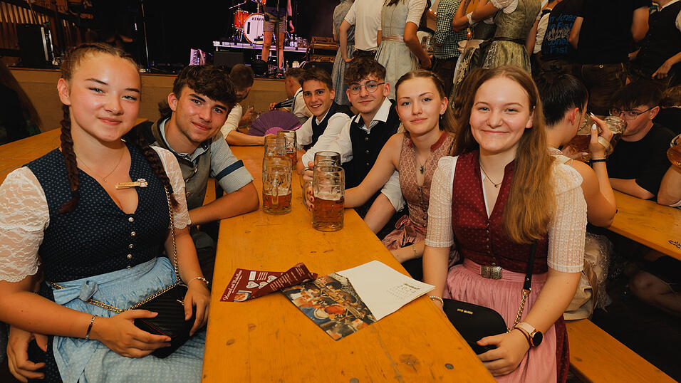 Die Partybilder vom Dienstag, 13. August 2024, aus dem Festzelt Nothaft. Die Partybilder vom Dienstag, 13. August 2024, aus dem Festzelt Nothaft.