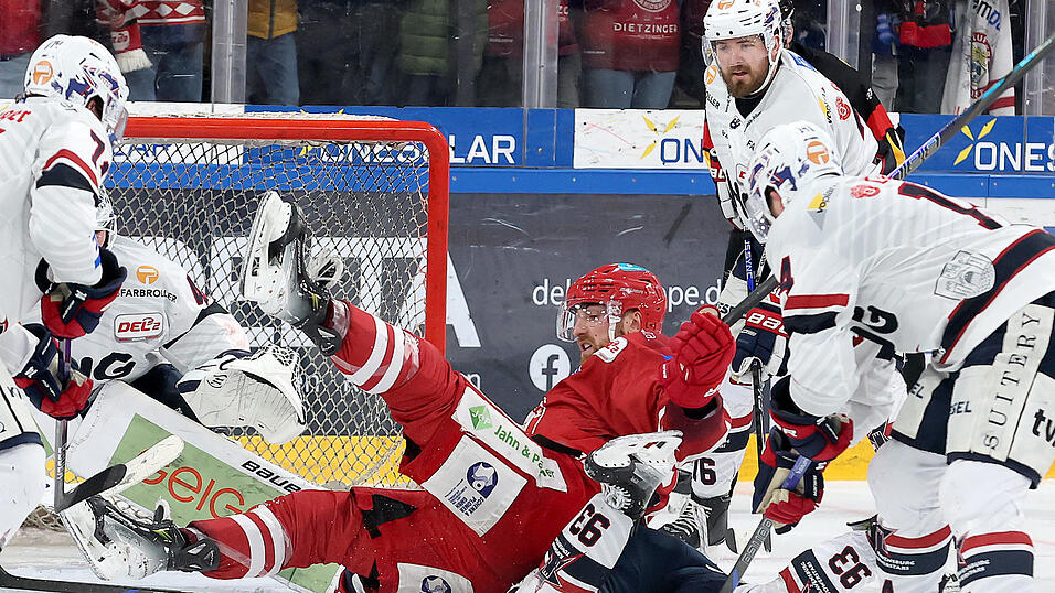 Allein unter Oberschwaben: Yannick Wenzel und seine Landshuter sind am Sonntagabend in der mit 4.448 Zuschauern zum dritten Mal hintereinander ausverkauften Fanatec-Arena abermals unsanft auf dem Hosenboden gelandet und aus den DEL2-Playoffs geflogen. Allein unter Oberschwaben: Yannick Wenzel und seine Landshuter sind am Sonntagabend in der mit 4.448 Zuschauern zum dritten Mal hintereinander ausverkauften Fanatec-Arena abermals unsanft auf dem Hosenboden gelandet und aus den DEL2-Playoffs geflogen.