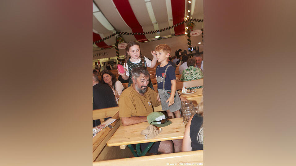 Die Partybilder vom Montag, 18. August, aus dem Festzelt Lechner. Die Partybilder vom Montag, 18. August, aus dem Festzelt Lechner.