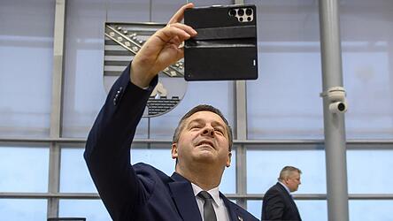 Die Wahl zum Regierungschef ist Sven Schulze im Magdeburger Landtag ein Selfie wert.