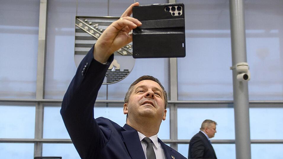 Die Wahl zum Regierungschef ist Sven Schulze im Magdeburger Landtag ein Selfie wert.