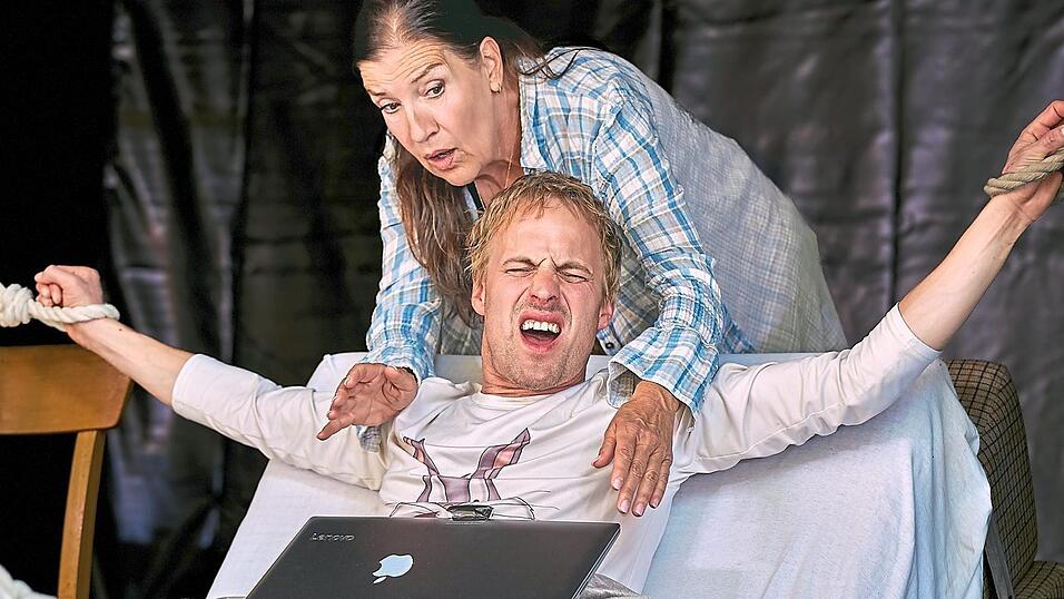 Autor Paul Sheldon (Christian Erdt) in den Fängen seines größten Fans Annie Wilkes (Katy Karrenbauer). Beide sind heute Abend in der Park-Arena letztmals in „Misery“ zu sehen - und rechtzeitig zum Auftakt des WM-Spiels der deutschen Mannschaft fertig, wie Regisseur Etzel-Ragusa verspricht. Autor Paul Sheldon (Christian Erdt) in den Fängen seines größten Fans Annie Wilkes (Katy Karrenbauer). Beide sind heute Abend in der Park-Arena letztmals in „Misery“ zu sehen - und rechtzeitig zum Auftakt des WM-Spiels der deutschen Mannschaft fertig, wie Regisseur Etzel-Ragusa verspricht.