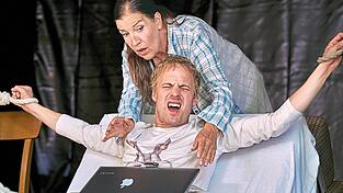 Autor Paul Sheldon (Christian Erdt) in den F&auml;ngen seines gr&ouml;&szlig;ten Fans Annie Wilkes (Katy Karrenbauer). Beide sind heute Abend in der Park-Arena letztmals in &bdquo;Misery&ldquo; zu sehen - und rechtzeitig zum Auftakt des WM-Spiels der deutschen Mannschaft fertig, wie Regisseur Etzel-Ragusa verspricht.