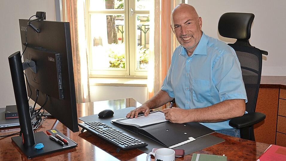 Bürgermeister Holger Nick an seinem Schreibtisch im Büro des Auer Rathauses. Bürgermeister Holger Nick an seinem Schreibtisch im Büro des Auer Rathauses.