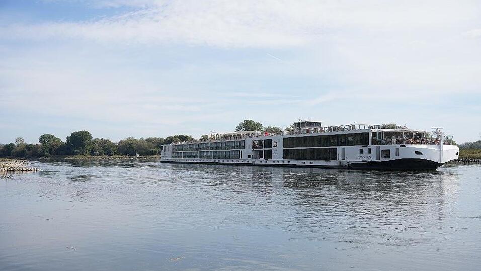 Ein Passagierschiff ist am frühen Dienstagmorgen aus bisher ungeklärter Ursache auf Grund gelaufen. Ein Passagierschiff ist am frühen Dienstagmorgen aus bisher ungeklärter Ursache auf Grund gelaufen.