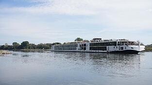 Ein Passagierschiff ist am frühen Dienstagmorgen aus bisher ungeklärter Ursache auf Grund gelaufen. Ein Passagierschiff ist am frühen Dienstagmorgen aus bisher ungeklärter Ursache auf Grund gelaufen.