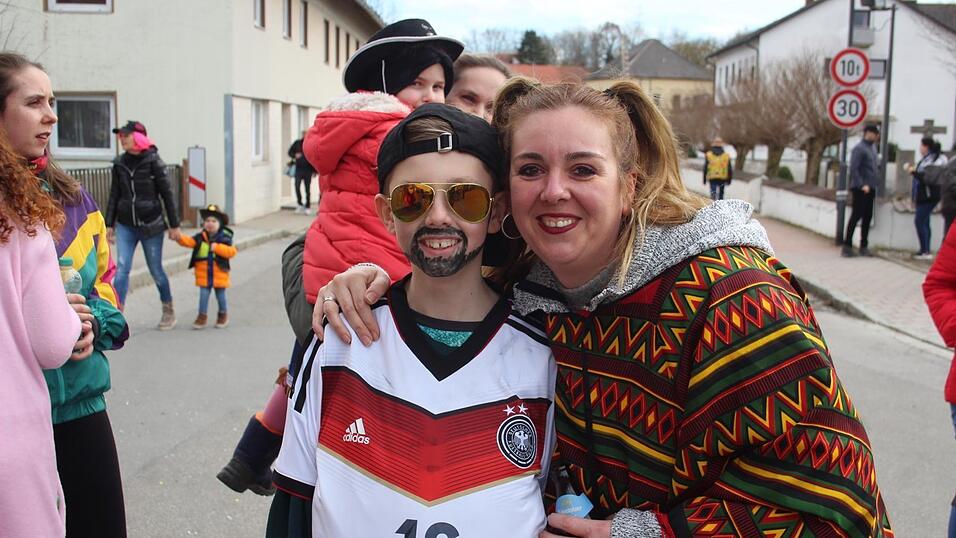 Viele Faschings-Fans haben sich am Samstag den Umzug in Langenbach angesehen. Viele Faschings-Fans haben sich am Samstag den Umzug in Langenbach angesehen.